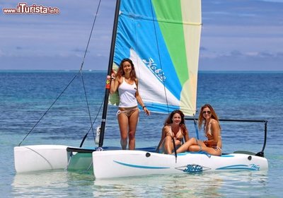 Con_il_catamarano_a_Castaway_Island_non_e_la_zattera_di_Tom_Hanks.jpg