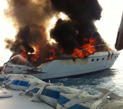 Incendio-barca2.jpg