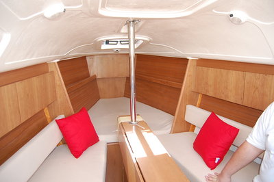 interno prua comet 26.JPG