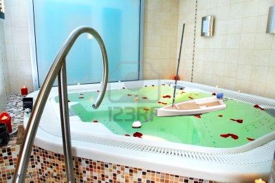 2613196-vasca-da-bagno-con-petali-di-rose.jpg