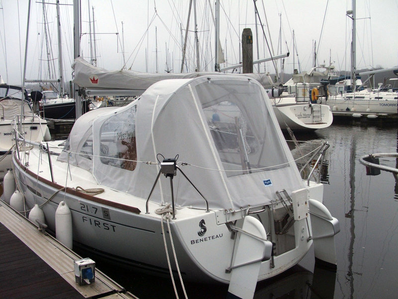 beneteau_first_217_cockpit_enclosure_4.jpg