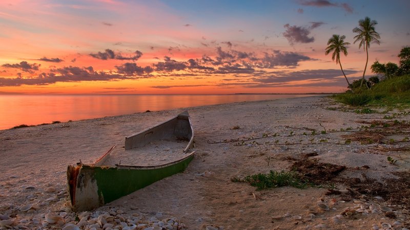 Abandoned-Boat-on-the-Beach-Wallpaper.jpg