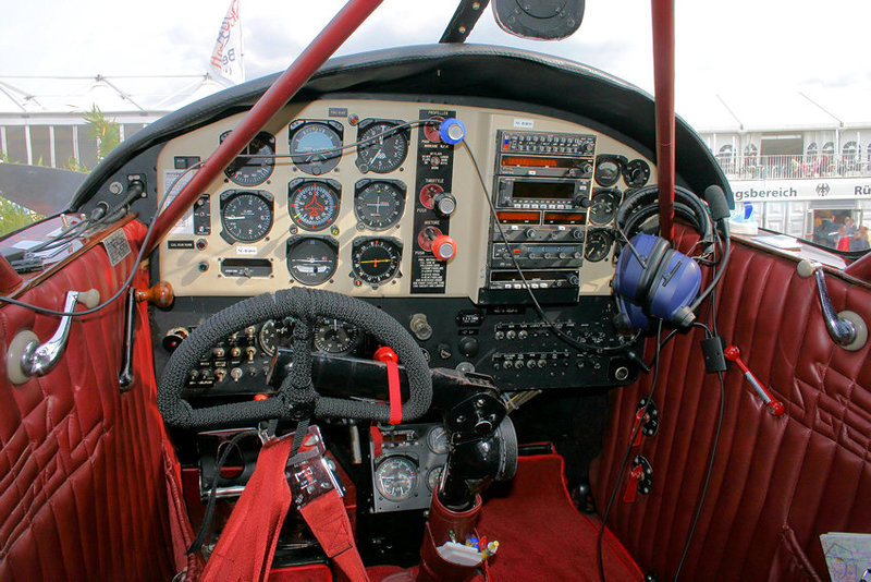 Beech_D17_-_Cockpit.jpg